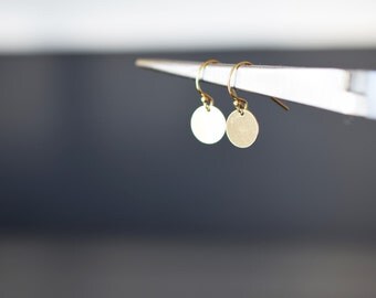 Gold dot earrings/ 14k gold filled/ Simple everyday earrings/ Gold circles/ Disc earrings/ small earrings/ Dainty elegant earrings