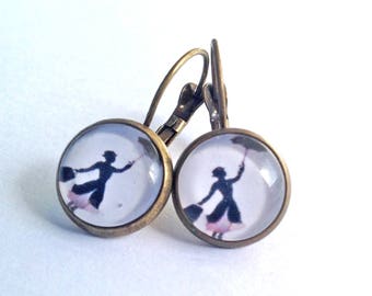 Boucles d'oreille en bronze, cabochons en verre Mary Poppins. Earrings with Mary Poppins, bronze and glass.