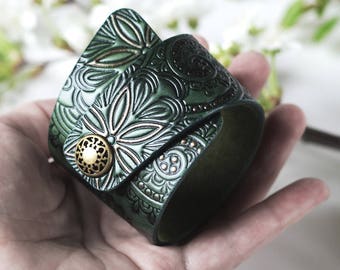 Emerald Green Leather Cuff Bracelet for Women Ladies Girls, with Snap Closure, Hand Painted Tooled Leather, Women's Bracelet, Floral Pattern