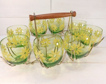 Vintage Roly Poly Daisy Glasses in Carry Caddie, Retro Yellow Daisies Drinking Glasses, Brass Carry Holder