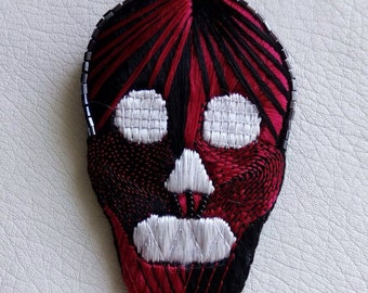 Embroidered brooch hand "L"
