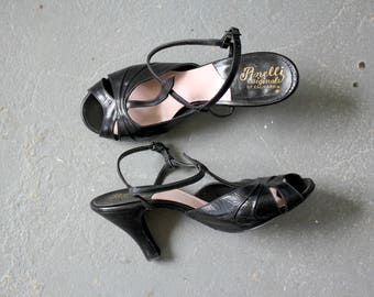 vintage 1950s heels / 50s peeptoe heels / 50s black leather shoes / 50s black leather sandals / mary jane t-strap heels / size 5 size 5.5