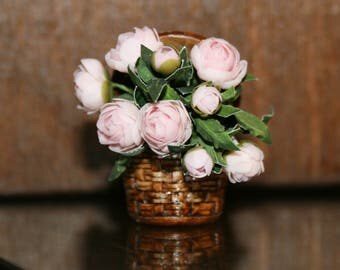 Dollhouse miniatures "Pic nic basket with peonies " - Artisan handmade miniatures by CosediunaltroMondo