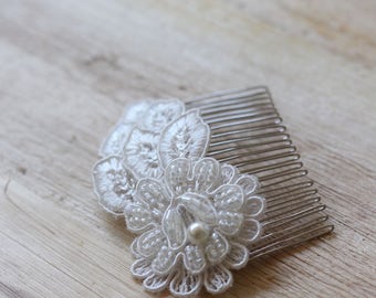 Ivory haircomb Bridal lace flower haircomb Romantic hairpiece Wedding hair accessory Rhinestone bride comb