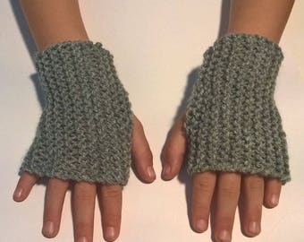 Mitts-child size 6 years old girl boy wool is light grey hand knit mesh