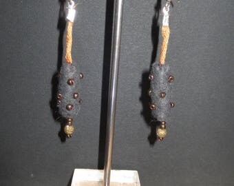Grey felt and 17 beads earrings