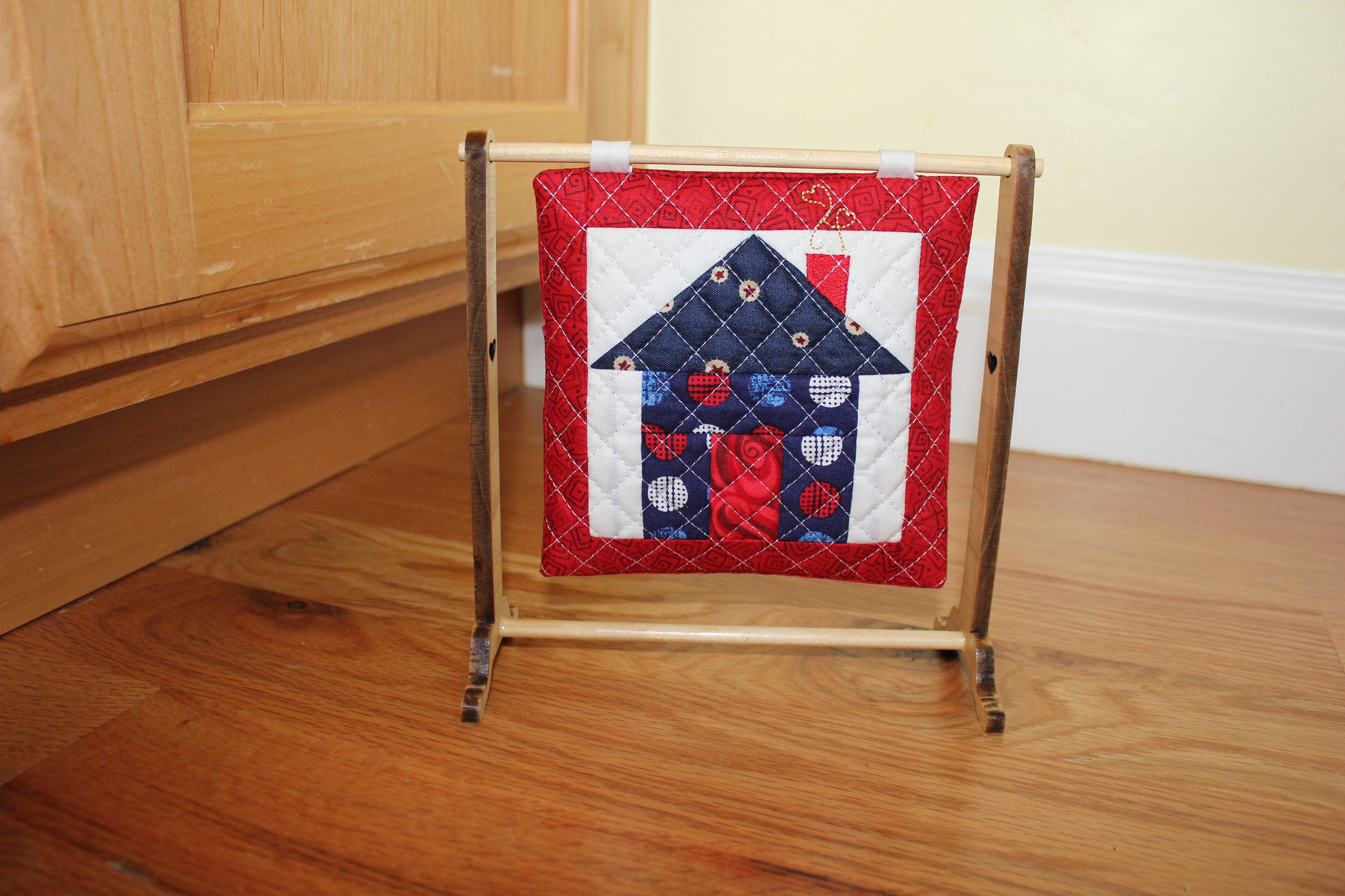 mini-quilt-stand-mini-wooden-quilt-stand-table-stand-wooden