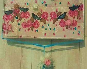Table varnished birds and roses