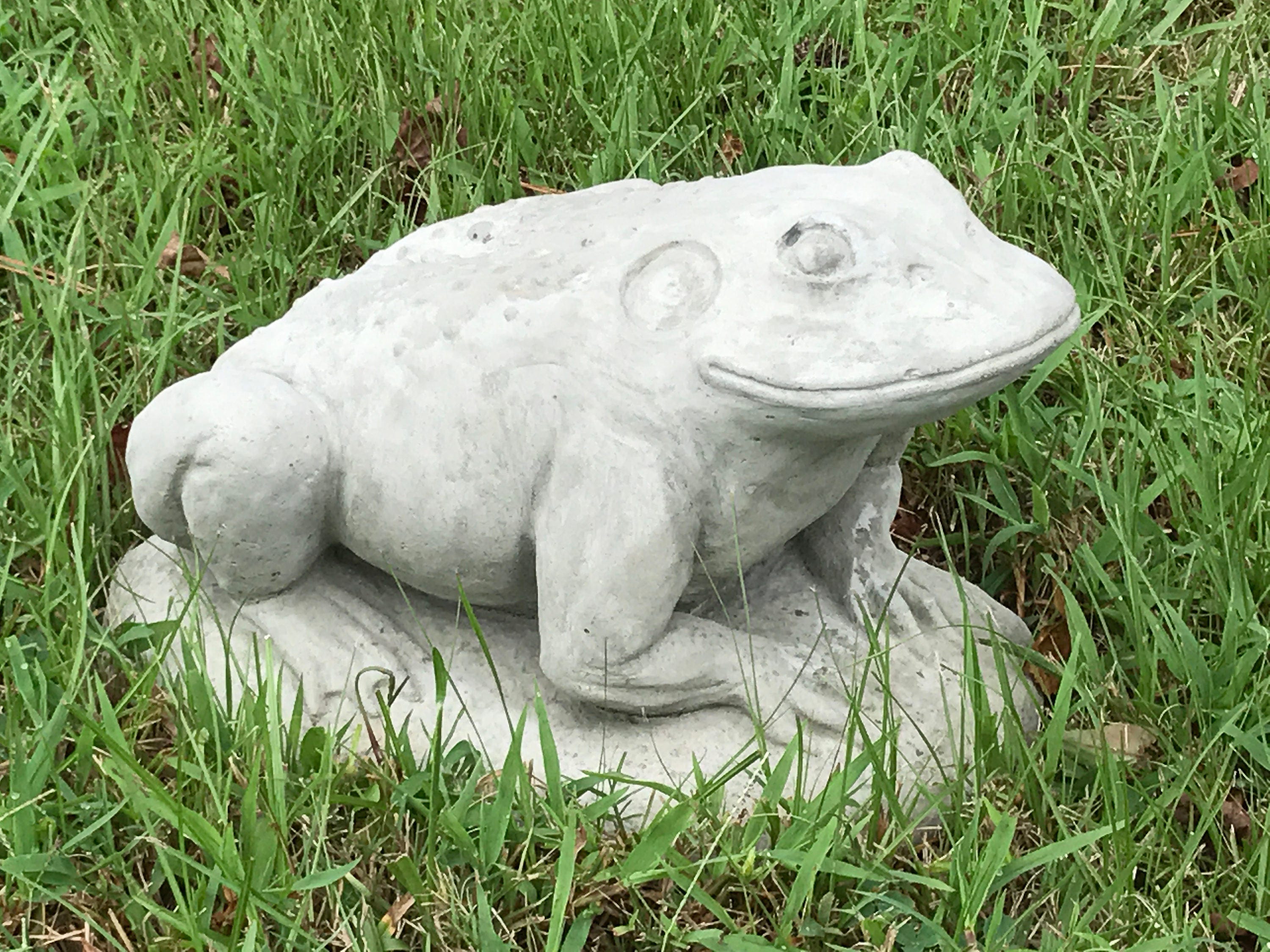 frog statue for garden