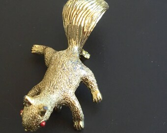 Adorable vintage signed Gerry's Squirrel brooch .