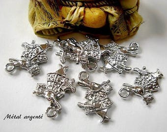 Set of 6 "White Rabbit" charms in silver.