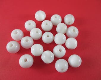 20 round beads, glass, mother of Pearl Sheen, white color.