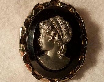 Cameo Locket Silver Pewder.