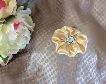 5.5 cm in champagne satin with Rhinestone flower