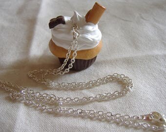 Collier gourmand chocolate whipped cream cupcake