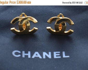 ON SALE Authentic CHANEL Logo Clip Earrings, Gold tone, Vintage (Tb1)
