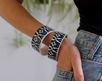 StayGoldMaryRose - Beautiful blue 70's pattern china stacking bangle.
