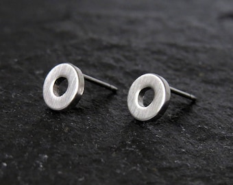 open circle earrings / circle post earrings / circle frame stud earrings / geometric earrings