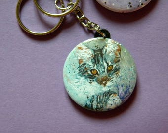 A gray tabby cat keychain