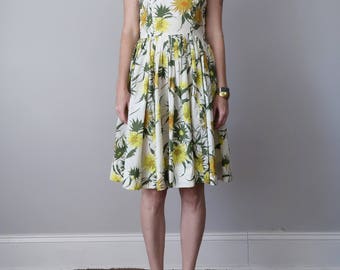 60s floral daisy print sleeveless fitted waist pleated dress (s - m)