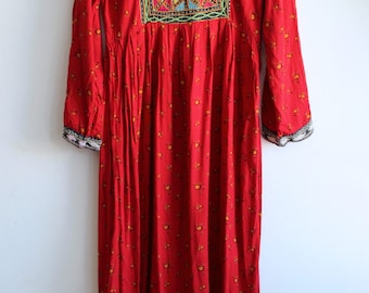 Kuchi Dress Vintage 1970's / Afghani Embroidered Folk Dress / bohemian gypsy Goddess