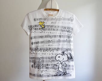 vintage Snoopy t-shirt - 1990s 90s retro Peanuts tshirt - cotton tee shirt Woodstock music notes - women size small medium s m