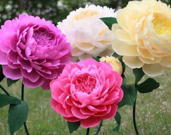 Extra giant free standing paper flowers. Alice in Wonderland photo props. Garden party flower wall. Flower photo booth. Shop window decor
