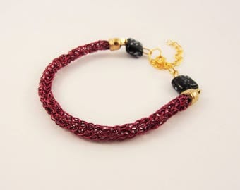 woman bracelet/red bracelet,black pearls,green wire,knight viking,weaved wire,golden caps,hand-made,ajustable bracelet.