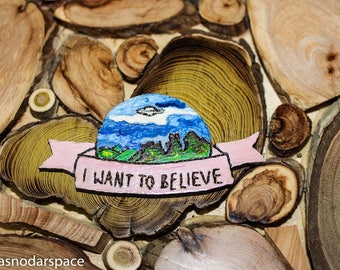 X-files Wooden Brooch - UFO Alien pin - X-files jewelry - Alien - Flying Saucer - Natural One of a kind - pin - hand-painted Brooch