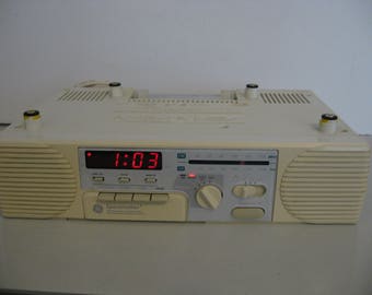 Vintage General Electric Spacemaker AM/FM Stereo Clock Radio