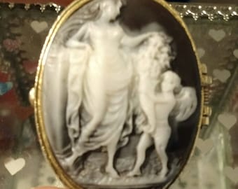 EXQUISITE! Vintage Black/White Cameo Jewelry/Snuff Box, gold plated!