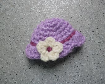 Chapeau miniature au crochet réalisé à la main en laine violet