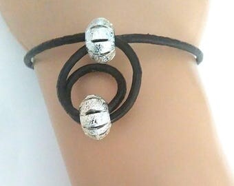 Bracelet leather pattern circles 2 silver beads.