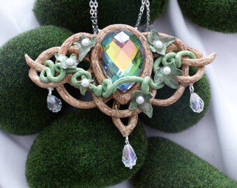 Collection celtique/elfique avec ce collier en pâte polymère et cristaux