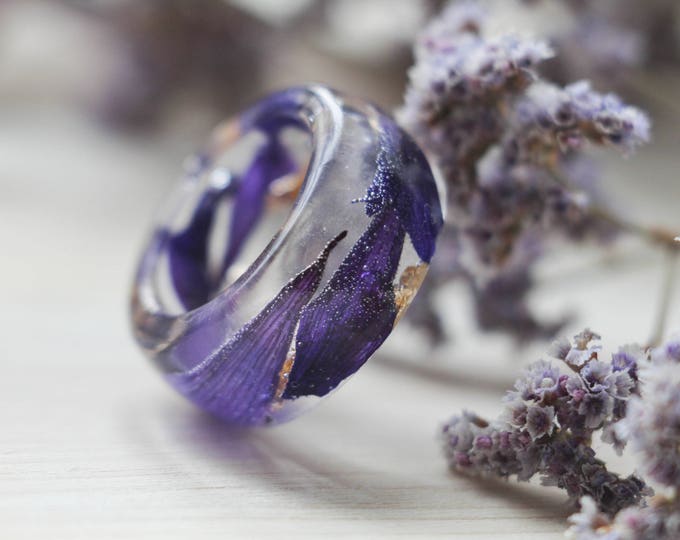 Resin ring with real petals and flakes, Transparent resin ring, dark purple flower petals ring, anniversary ring, terrarium resin ring
