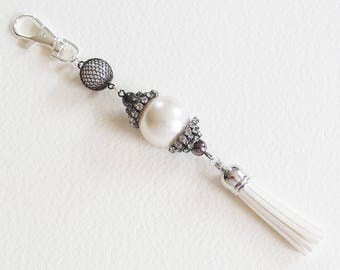 Bijou de Sac Mariage Vintage - Porte-clef - Blanc et Argent - Perle nacrée, strass et grand pompon suédine - Bijou créateur, en pièce unique