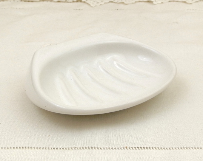Vintage 1960s / 1970s White Ceramic Wall Mounted Oval Soap Dish, Retro 60s /70s Bathroom Accessory in White China, Porcelain Soap Bar Holder