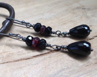 Boucles d'oreilles pendantes, Onyx et Grenat sur argent patiné, argent massif , pierres semi-précieuses, Contemporaines Urbaines