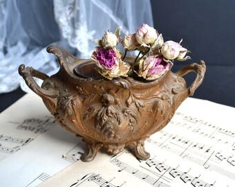 Petite jardiniere en regule