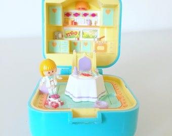 Rare 1991 Polly Pocket - Dinnertime Ring and Ring Case - Turquoise - Blue Square - Vintage - Kitchen