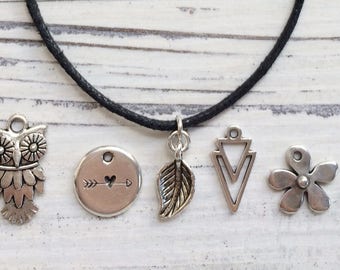 Vegan choker met keuze uit zeven verschillende DQ verzilverde bedels. Verlengketting.