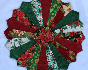 Christmas Dresden Plate Table Topper / Christmas Table Runner