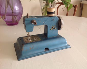 Vintage Metal Toy Sewing Machine shabby chic M