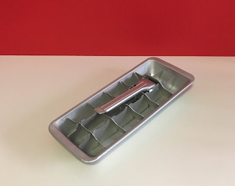Vintage Textured Quick Release Lever Ice Cube Tray