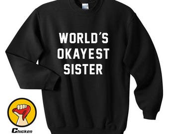 T-shirt Divertente 'Worlds Okayest Sister' – Grigio Chiaro, Per Zia Sarcastica