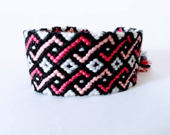 model: love etc (friendship bracelet 24 threads)