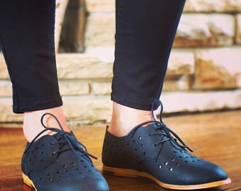 WOMEN'S PERFORATED OXFORD / brogue shoes / artisan / handcrafted / flats / custom shoes / lace ups