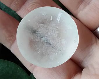 Pebble rock crystal 1 sided polished (half a ball)