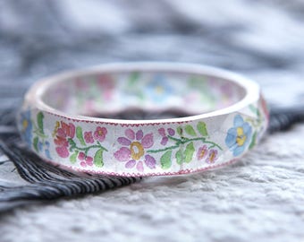 Facetted resin bangle with embedded ethnic embroidery art