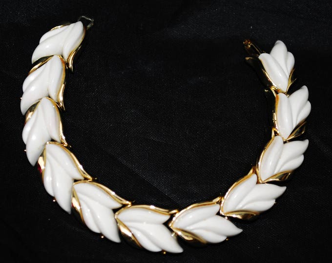 Kramer Leaf Link Bracelet - White Thermoset- Vintage plastic -Light gold tone metal - Mid century bangle